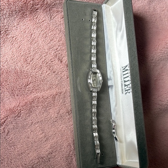 Vintage Nolan Miller Elegant Silver Watch - Picture 4 of 5